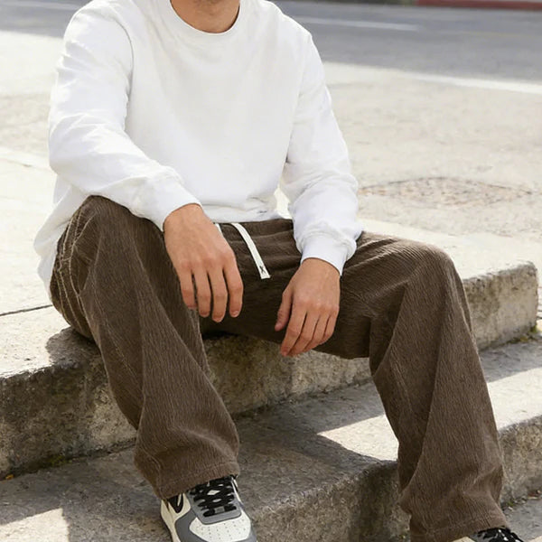 José | Pantalones de hombre de corte ancho con cordón y bolsillos.