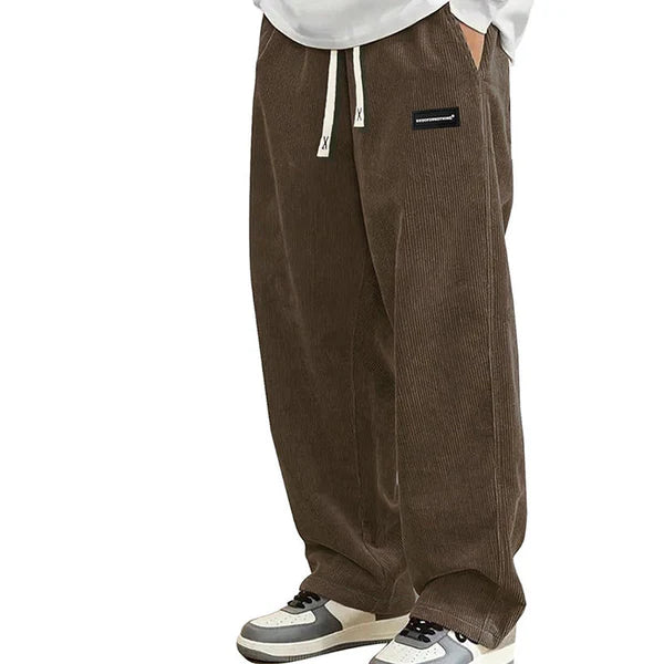 José | Pantalones de hombre de corte ancho con cordón y bolsillos.