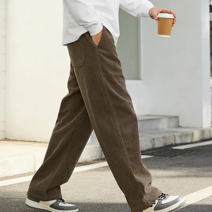 José | Pantalones de hombre de corte ancho con cordón y bolsillos.