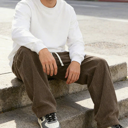 José | Pantalones de hombre de corte ancho con cordón y bolsillos.