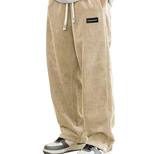 José | Pantalones de hombre de corte ancho con cordón y bolsillos.