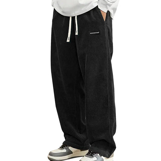 José | Pantalones de hombre de corte ancho con cordón y bolsillos.