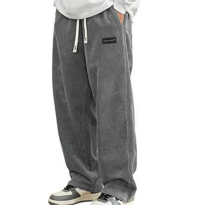 José | Pantalones de hombre de corte ancho con cordón y bolsillos.